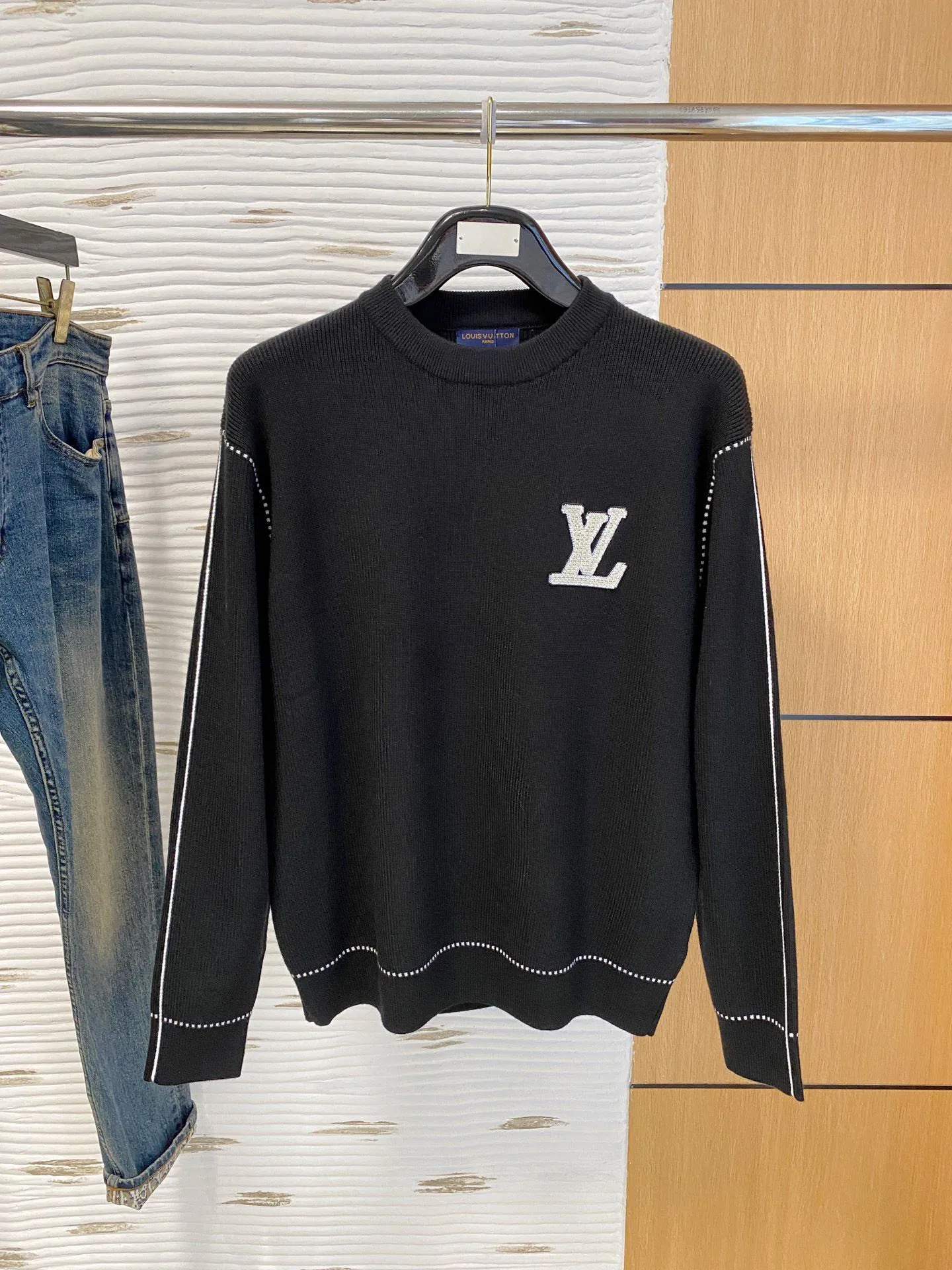 🅿️420 【LV Louis Vuitton】Autumn and winter classic round neck pullover sweater, in full condition! ! ! Wool blended fabric, the latest model in 2025, golden ratio! ! Slim-fitting soft gold, versatile and practical item, the combination and practicality are extremely powerful, simple and elegant, and classy! To create your own style, it is highly recommended to buy it in two colors. The standard slim fit tailoring process is suitable for both young and old men. It is knitted from wool and will not cause any discomfort! While keeping warm, it is stylish, textured and wearable, and the classic logo with contrasting colors on the chest feels in place! ! Recommended for regular customers! ! Size M-3XL (maximum wear: 190 pounds)